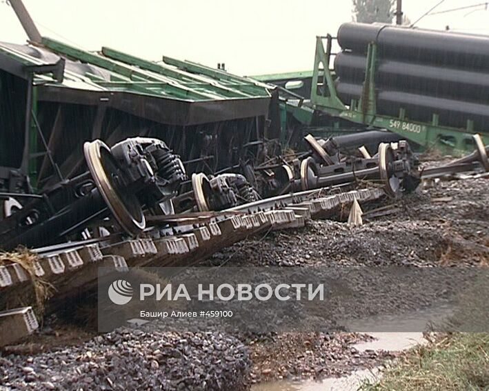 Восемь вагонов грузового поезда сошли с рельсов в Дагестане