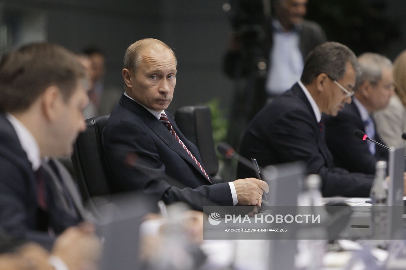 Премьер-министр РФ В.Путин посетил НЦУКС МЧС России в Москве