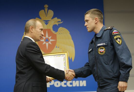 В.Путин посетил НЦУКС МЧС России в Москве