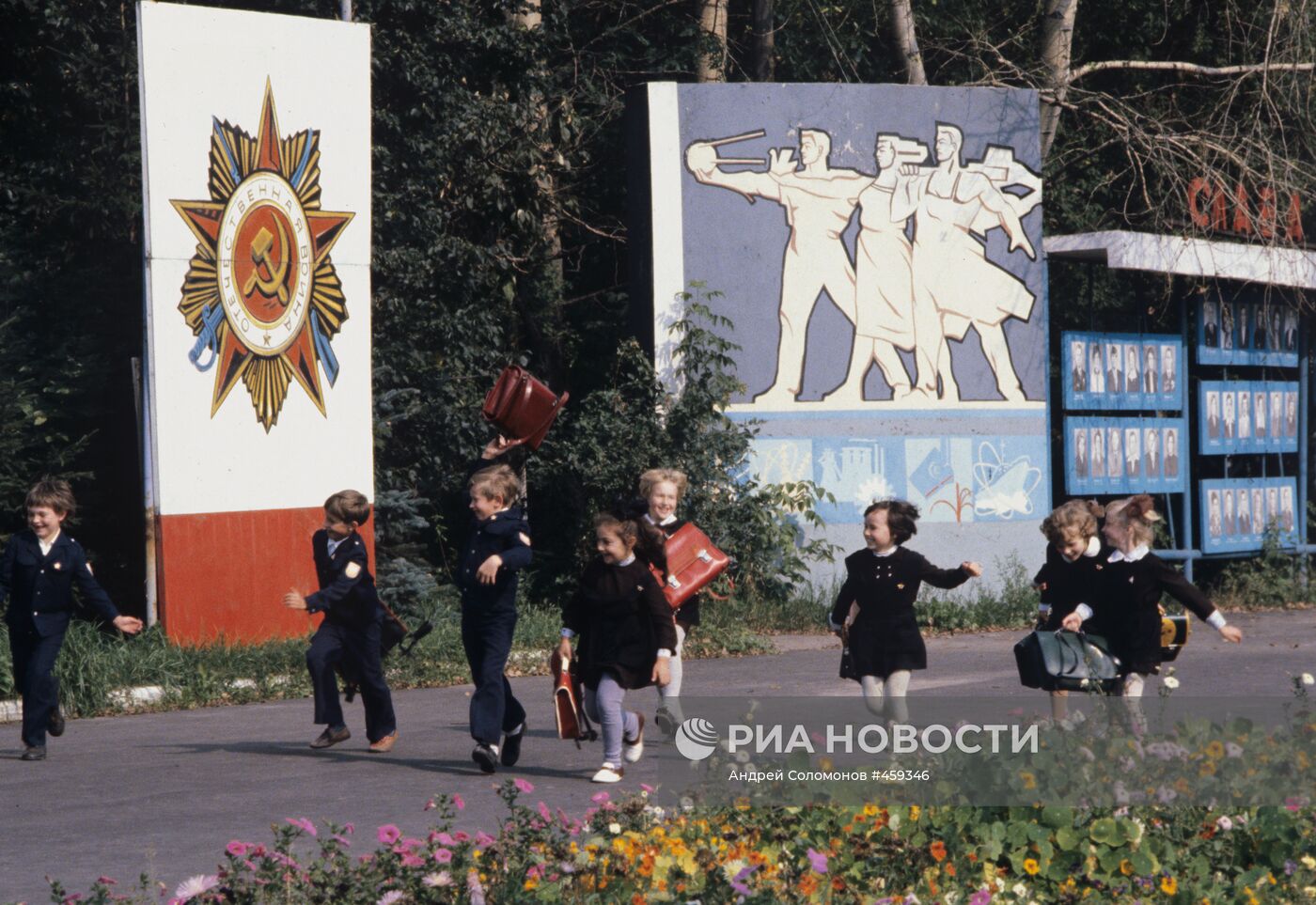 Школьники на улице Ржева