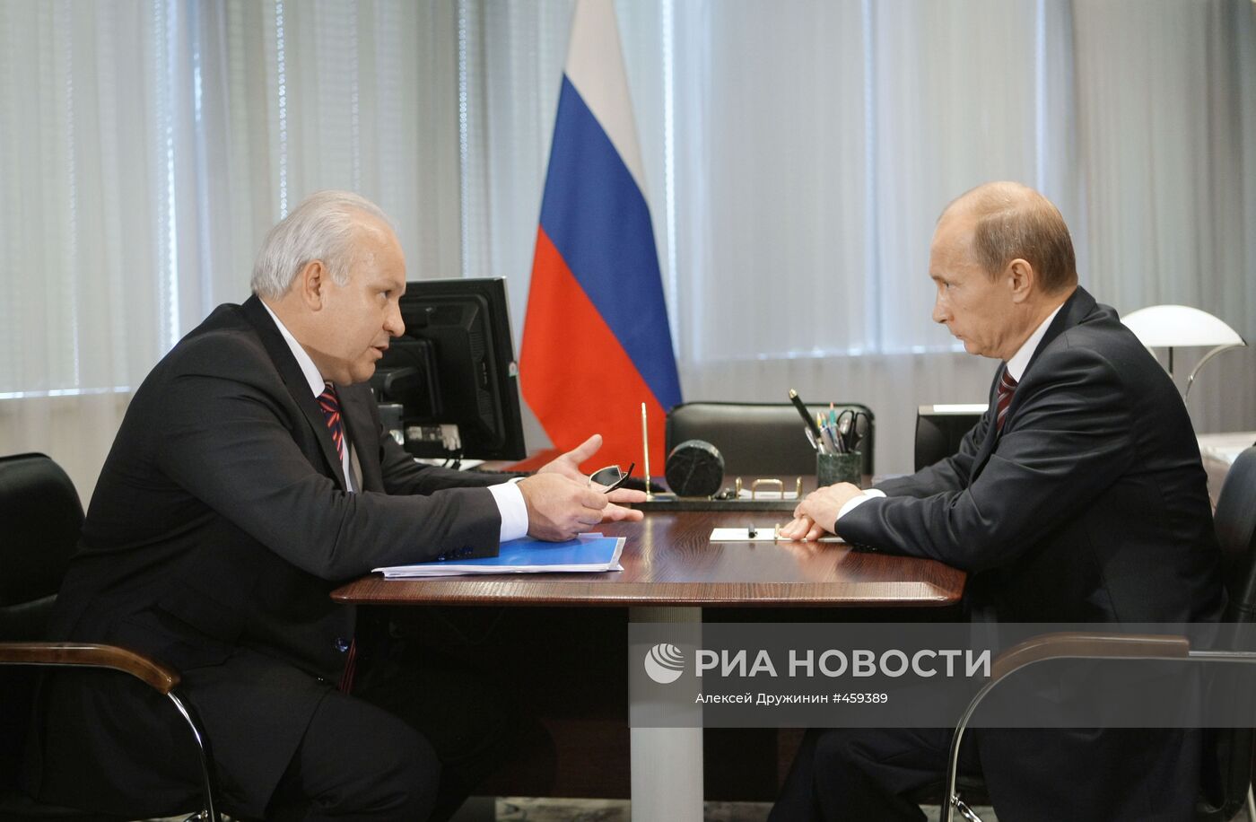 В.Путин посетил НЦУКС МЧС России в Москве