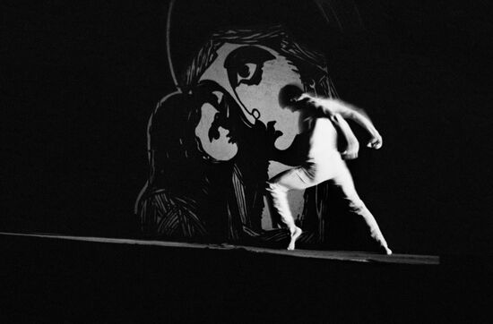 Спектакль "Десять дней, которые потрясли мир" Джона Сайласа Рида