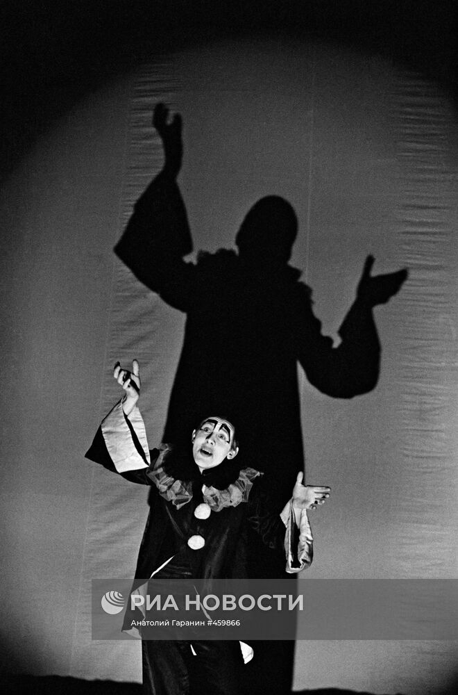 Спектакль "Десять дней, которые потрясли мир" Джона Сайласа Рида