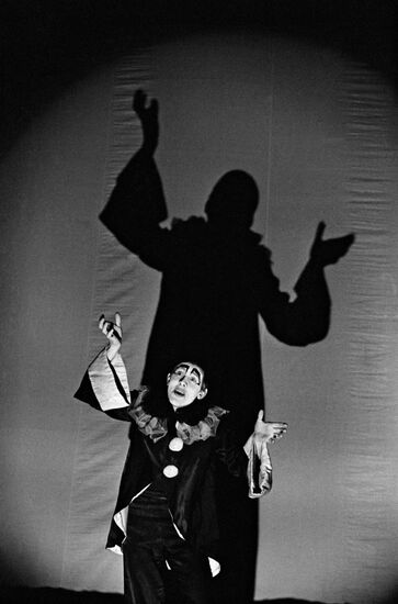 Спектакль "Десять дней, которые потрясли мир" Джона Сайласа Рида