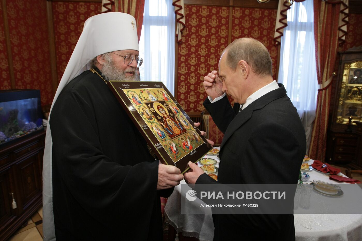 В. Путин посетил Храм Христа Спасителя