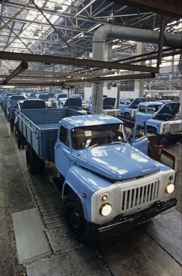 Автомобили ГАЗ-53 на сборочном конвейере