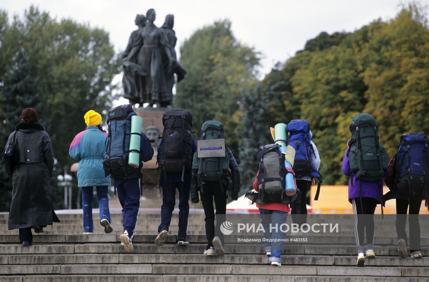 Туристы на лестнице Центральной набережной Волгограда