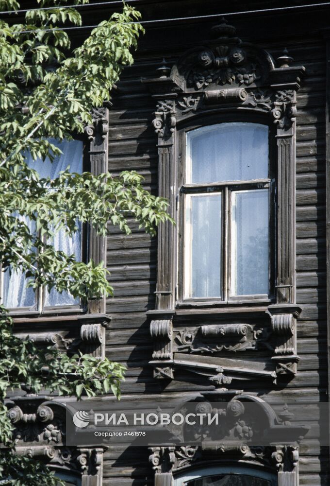 Окна старинного дома