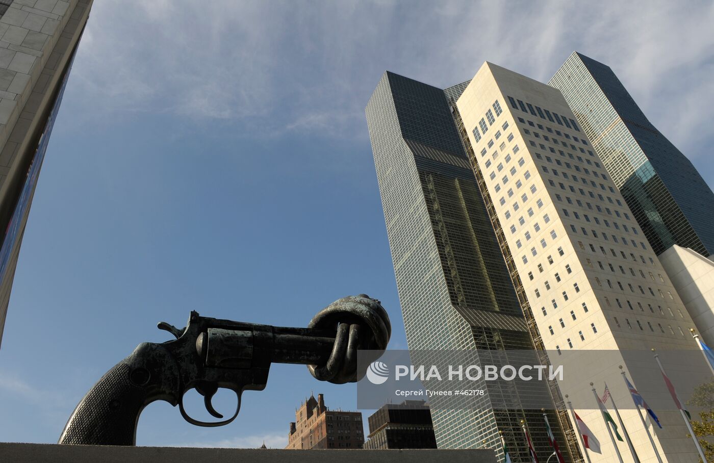 Бронзовый револьвер с завязанным в узел дулом у здания ООН