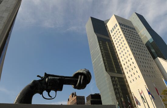 Бронзовый револьвер с завязанным в узел дулом у здания ООН
