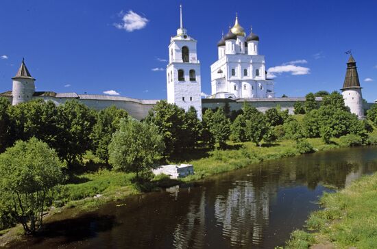 Вид на Псковский кремль и Свято-Троицкий кафедральный собор