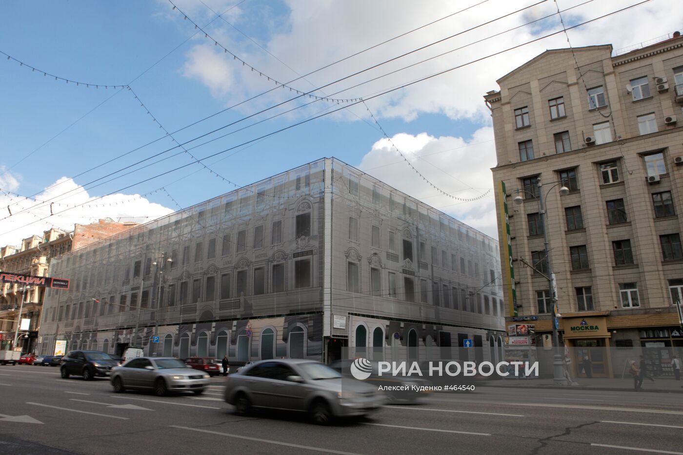 Здание гостиницы "Люкс" на Тверской улице в Москве