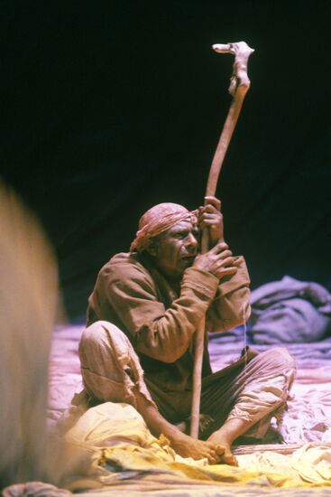 Сцена из спектакля