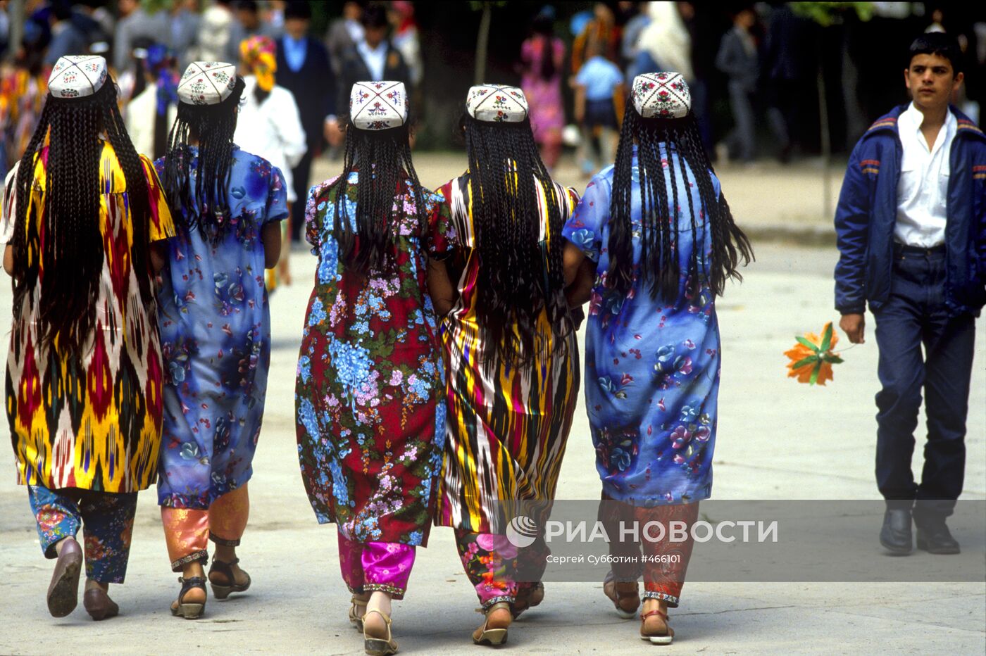 Девушки в национальной таджикской одежде