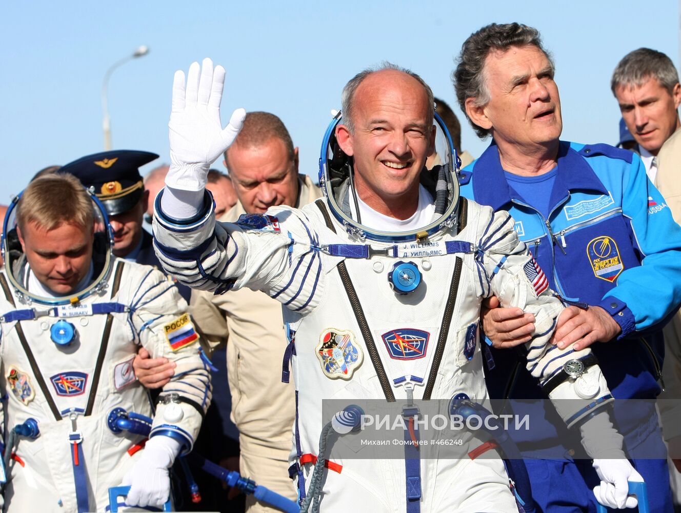 Экипаж экспедиции на МКС готовится к старту