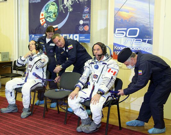 Экипаж экспедиции на МКС готовится к старту