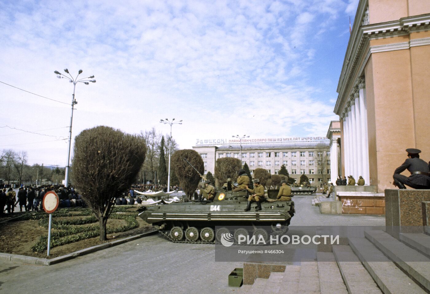 Танки у здания ЦК Компартии республики