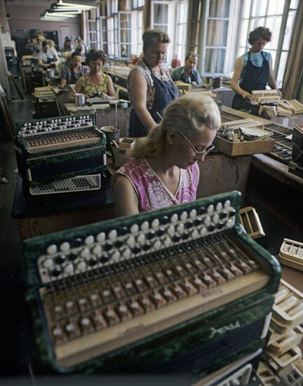 Мастерицы в цехе