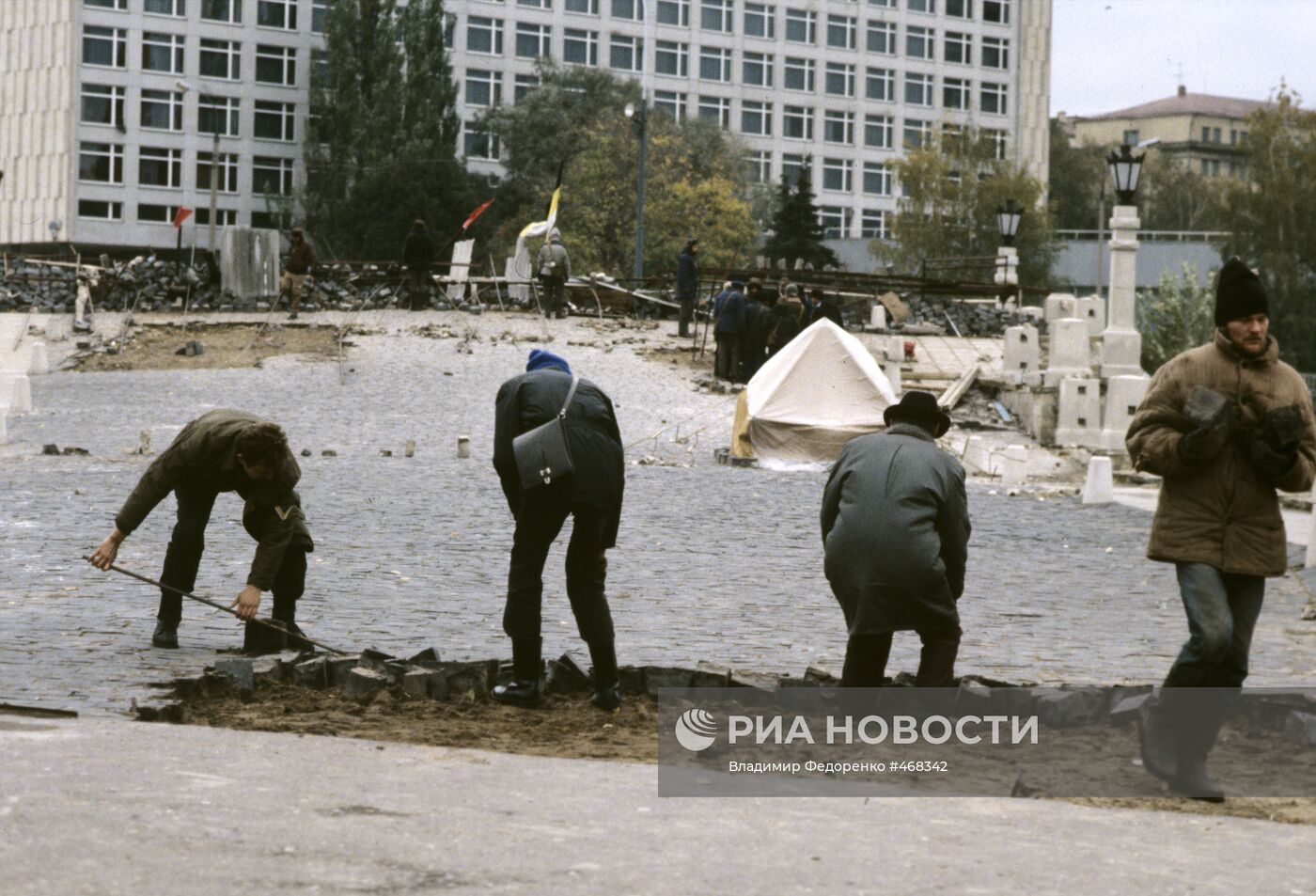 Возведение баррикады у Дома Советов РФ