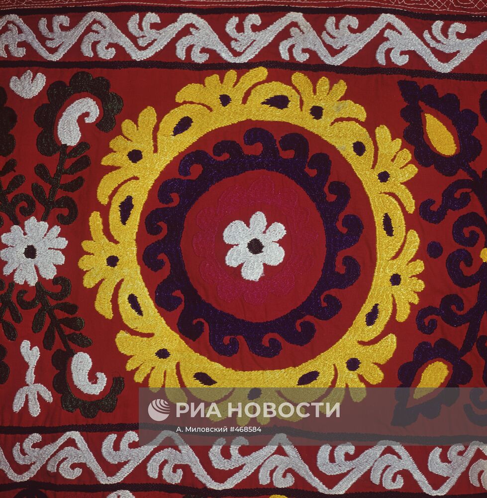 Вышивка на покрывале-сюзани