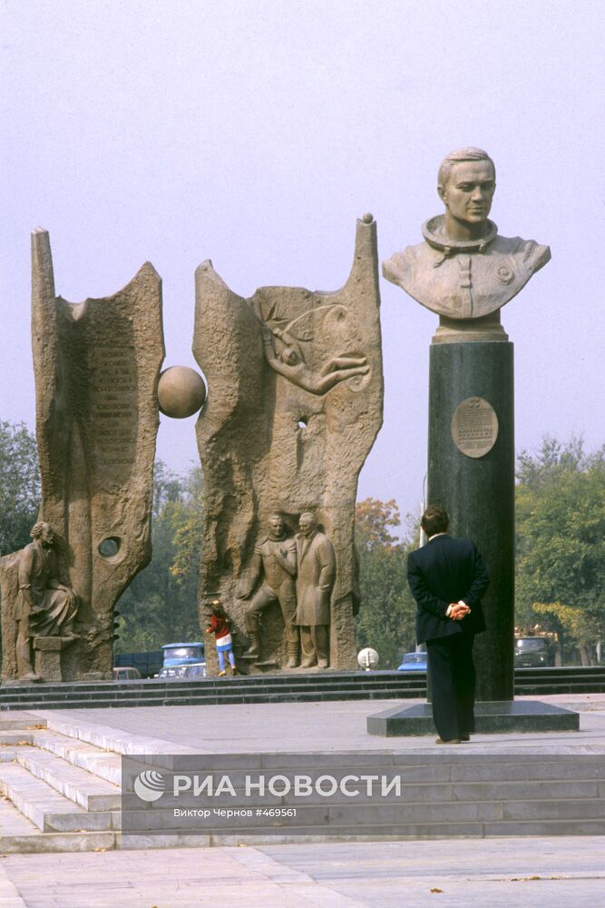 Памятник Владимиру Джанибекову