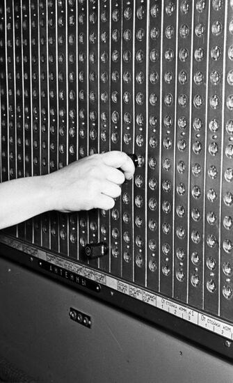 Включение штепселя в гнездо