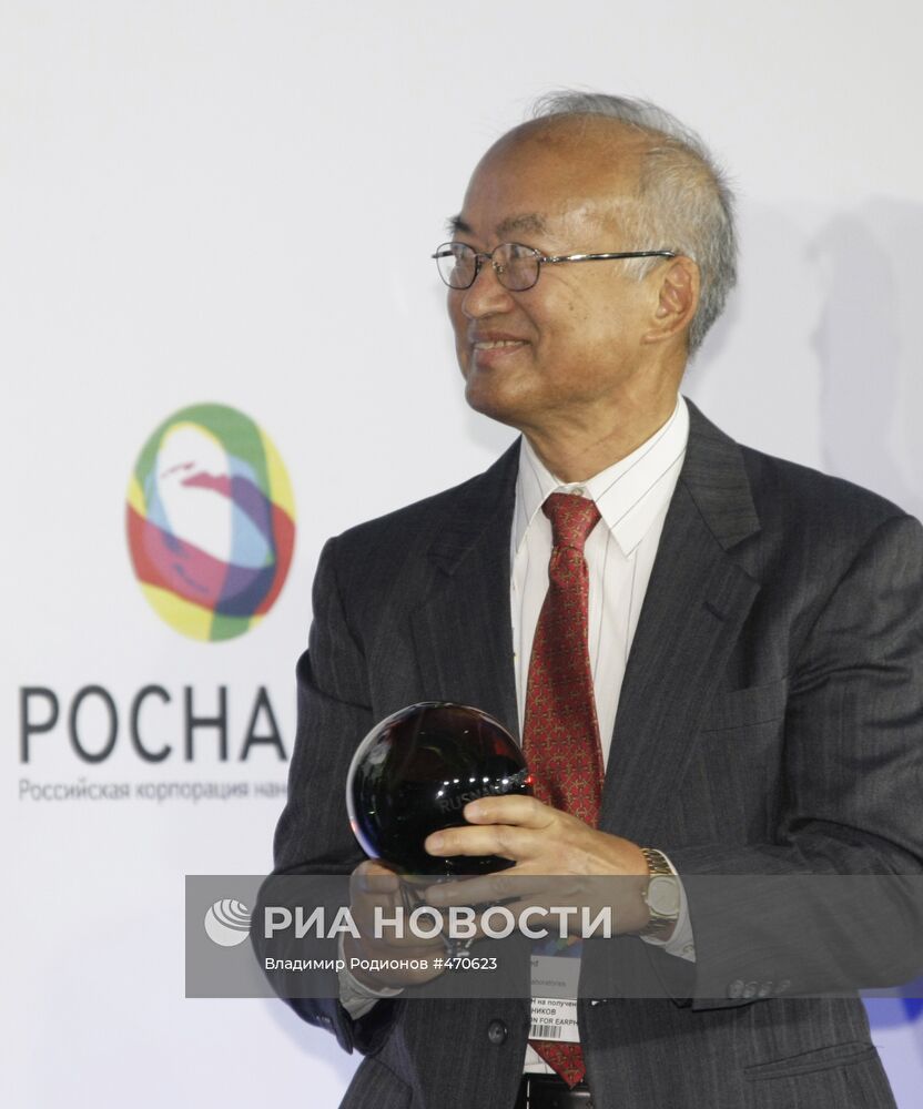 Альфред И Чо на Втором международном форуме по нанотехнологиям