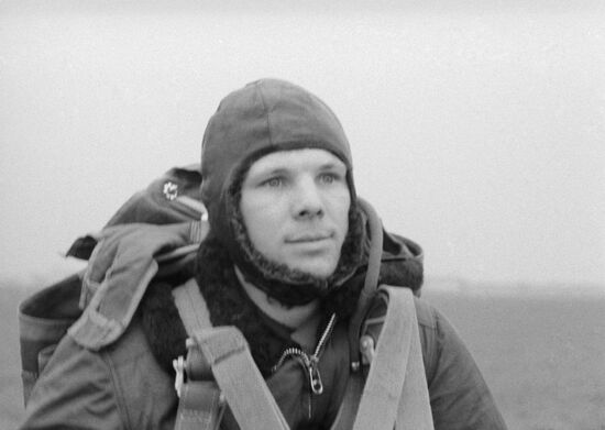 Юрий Гагарин во время парашютной подготовки