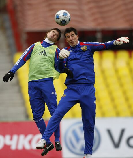 Футболисты Дмитрий Торбинский и Сослан Джанаев