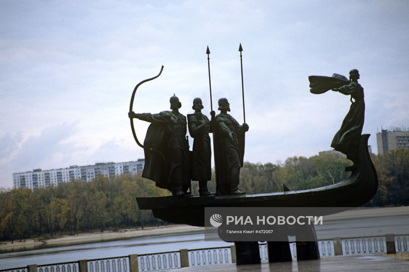 Памятник основателям города братьям Кию, Щеку, Хориву и их сестре Лыбеди