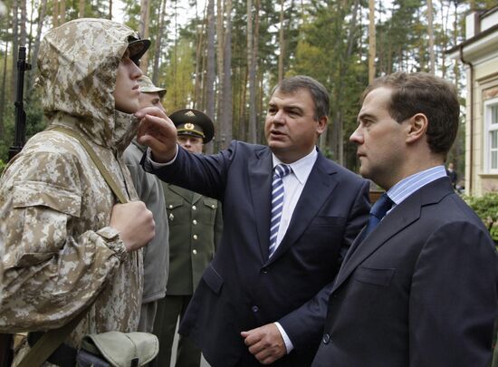 Д.Медведев осмотрел образцы формы для российских военнослужащих
