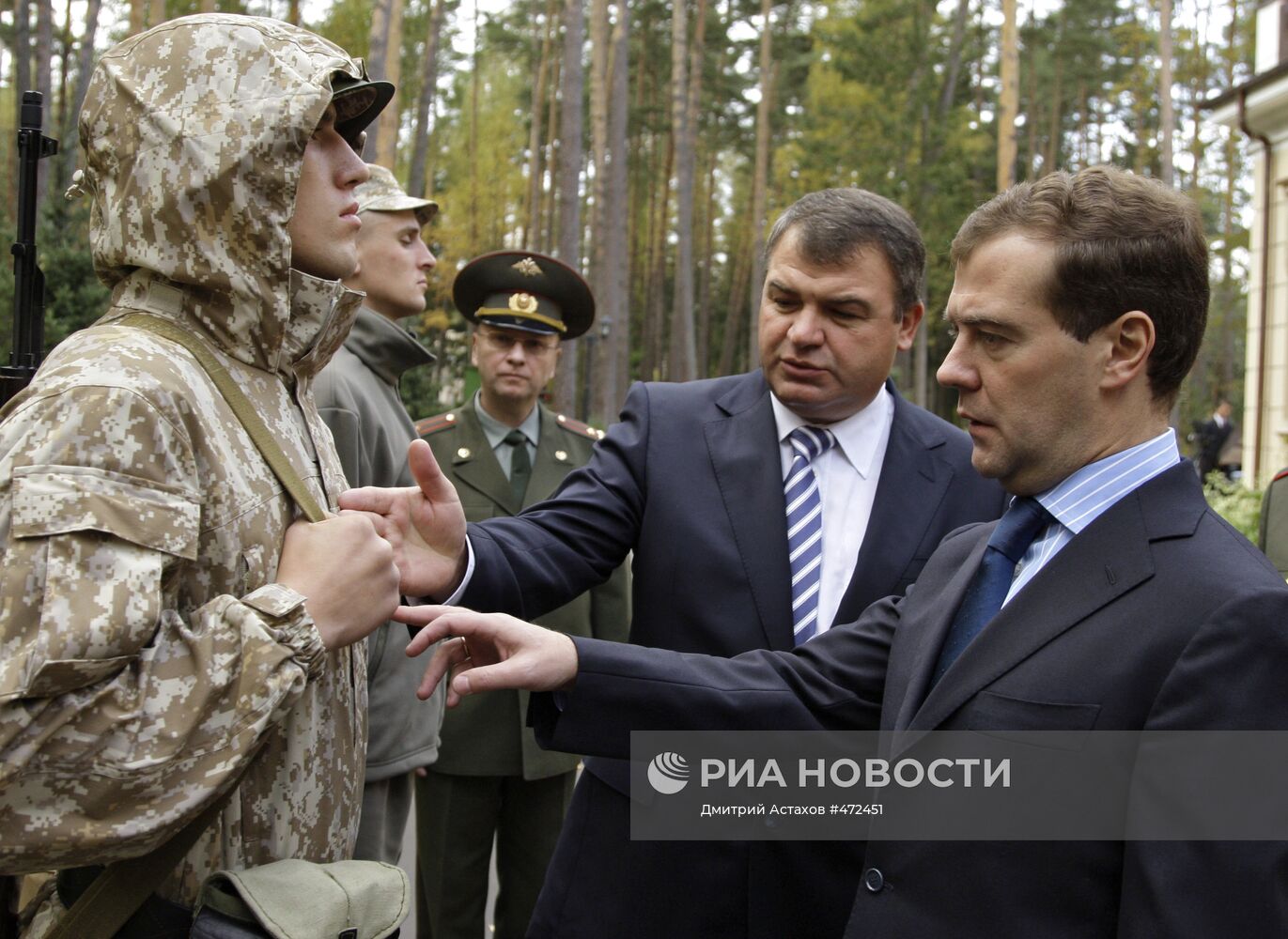 Д.Медведев осмотрел образцы формы для российских военнослужащих