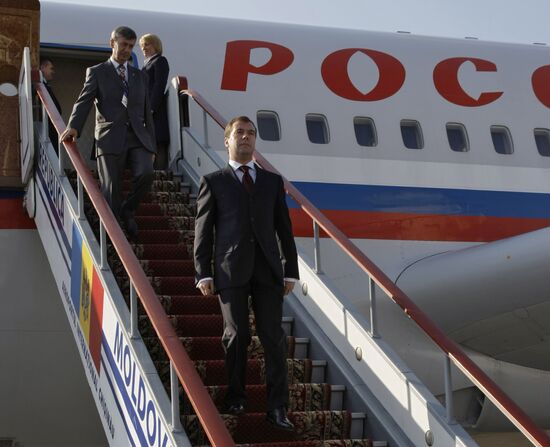 Д.Медведев прибыл с визитом в Кишинев