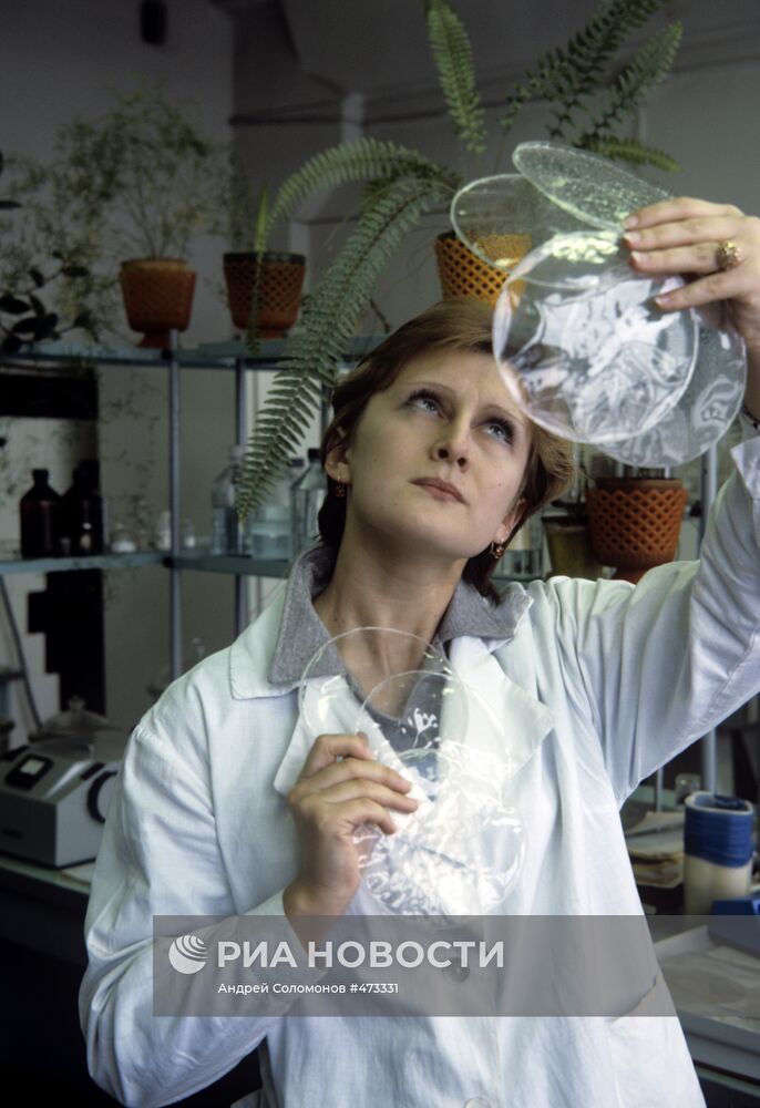 Лаборантка завода Алла Швец