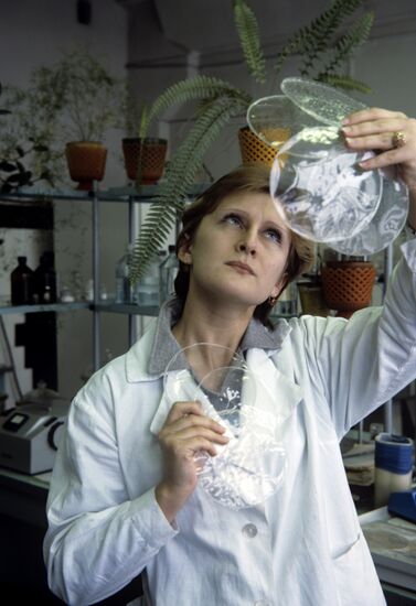 Лаборантка завода Алла Швец