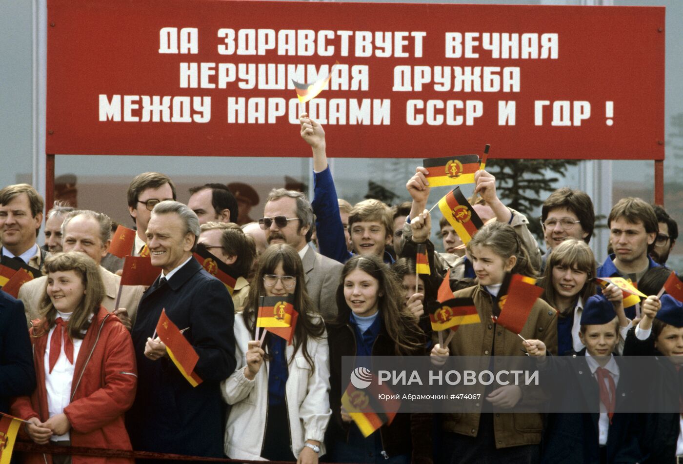 Жители города Москвы привествуют руководителей СССР и ГДР
