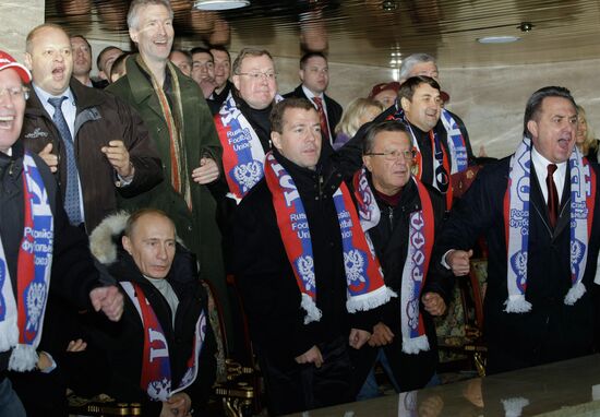 Д. Медведев и В. Путин на футбольном матче Россия Германия