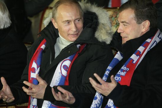 Д. Медведев и В. Путин на футбольном матче Россия - Германия