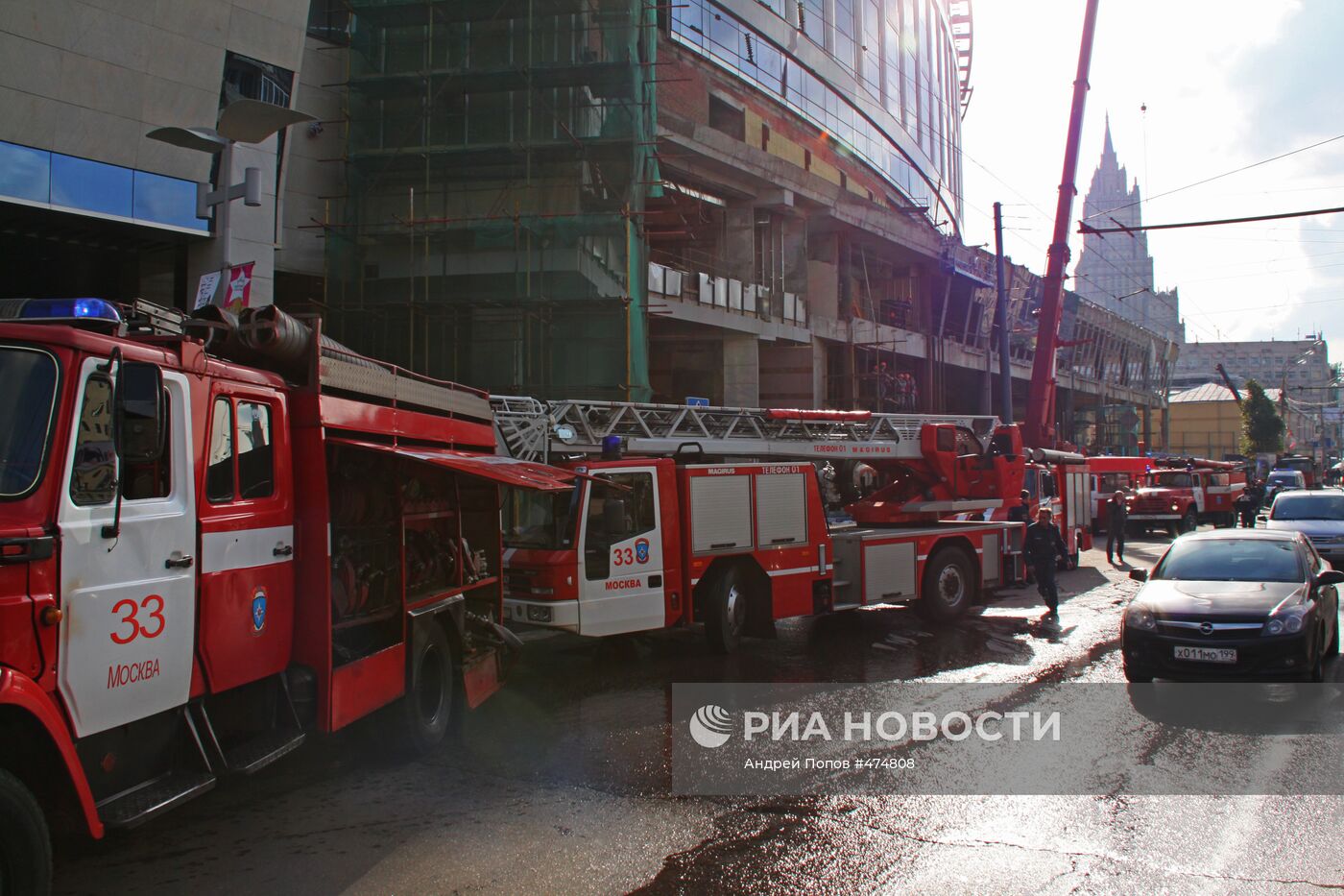 Пожар в строящемся здании торгового центра Lotte Plaza в Москве