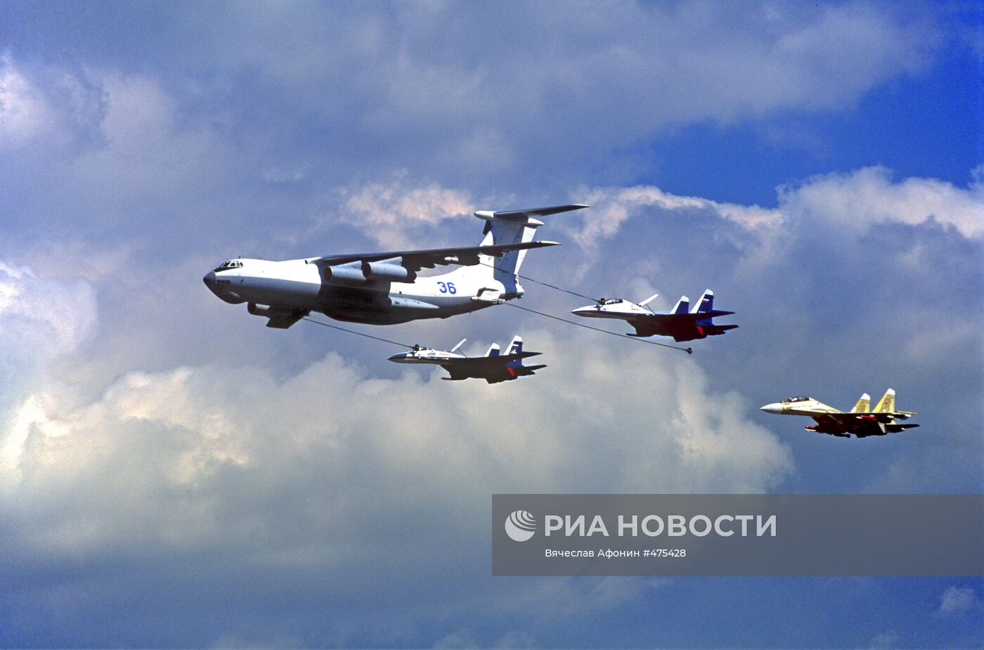 Заправка в воздухе самолета Су-27
