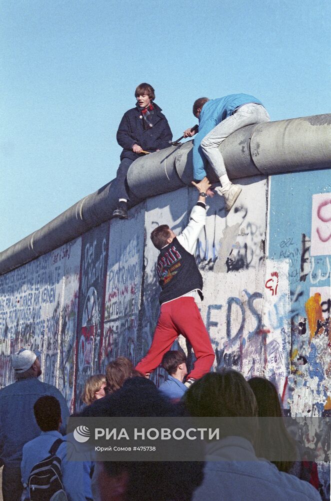 Вид на Берлинскую стену с запада