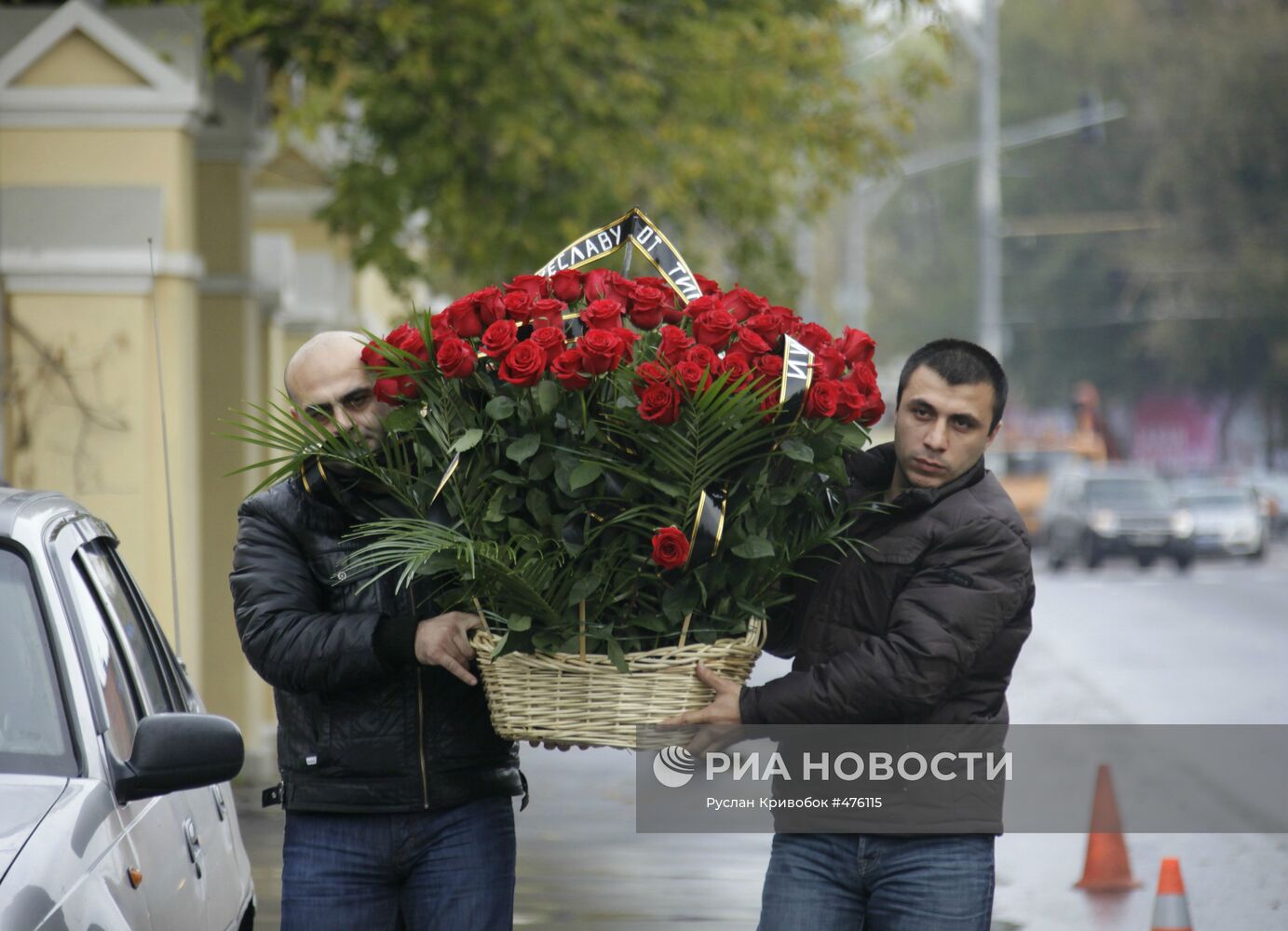 У Ваганьковского кладбища в Москве