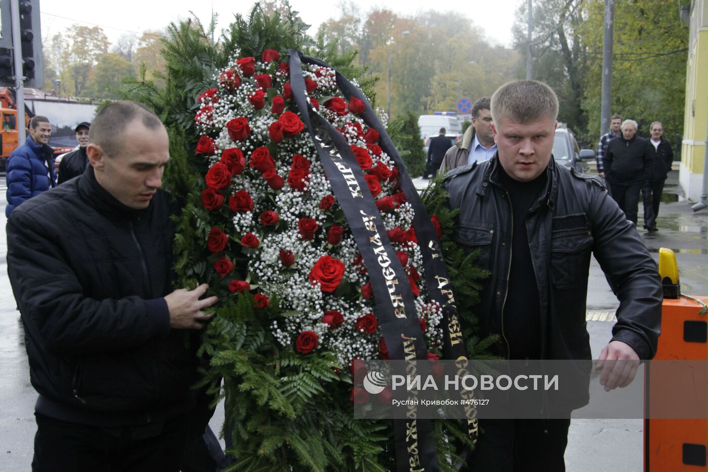 У Ваганьковского кладбища в Москве