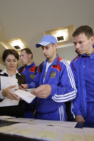 Сборная России по футболу прибыла в Баку