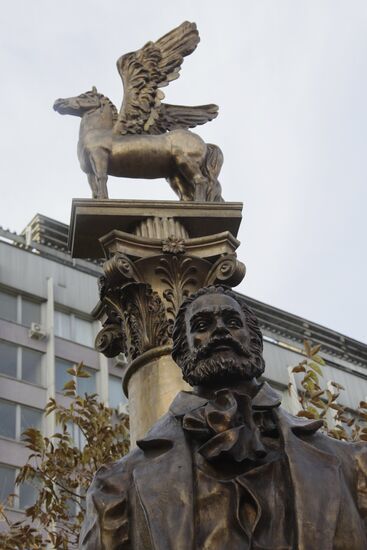 Памятник американскому поэту Уолту Уитмену