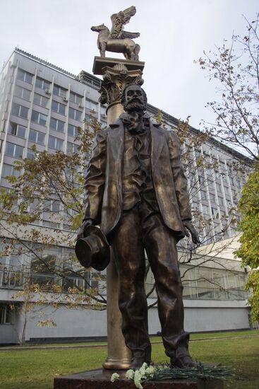 Памятник американскому поэту Уолту Уитмену