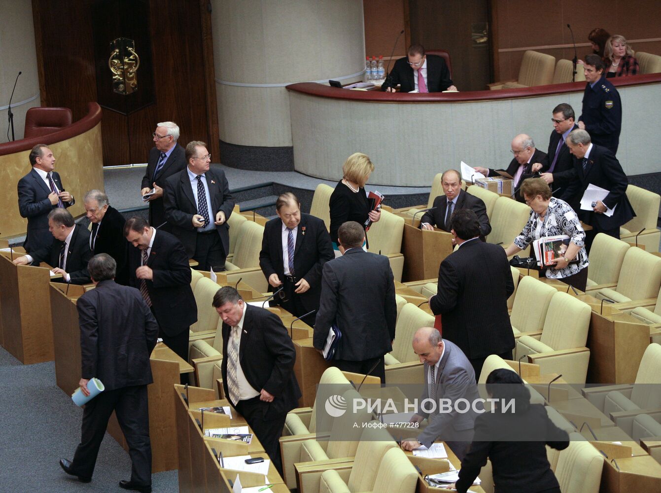 Три фракции покинули заседание Госдумы в знак протеста