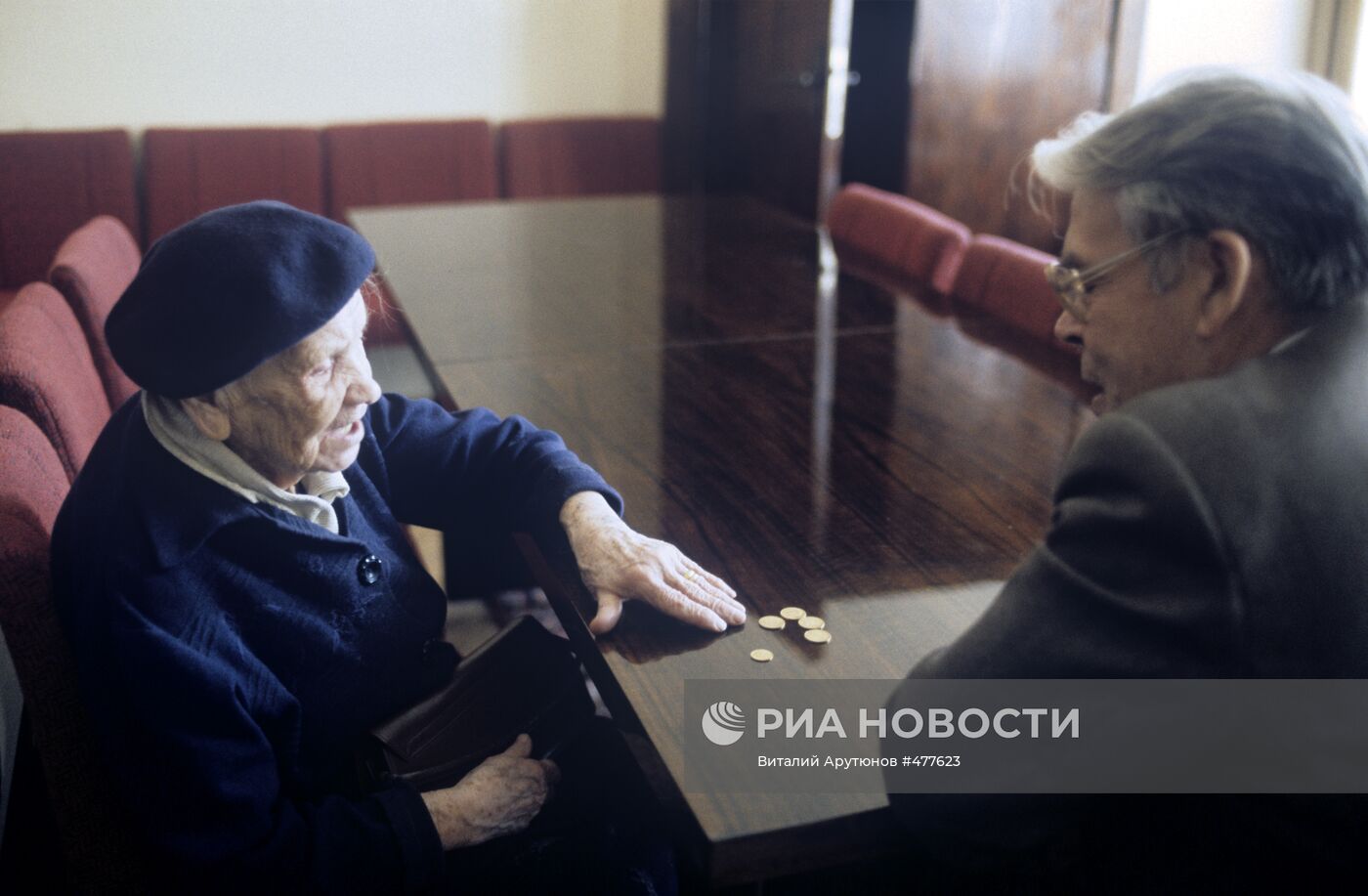 Елизавета Бычкова отдает деньги в Советский фонд мира