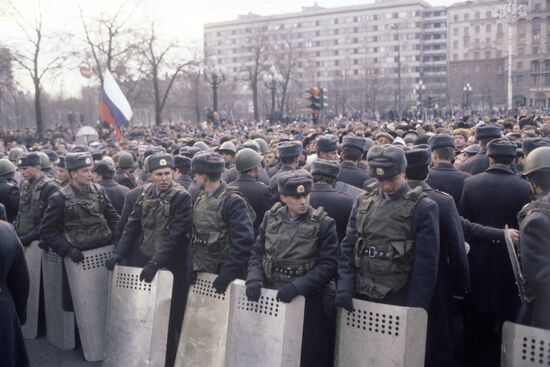 Кордон милиции на митинге движения "Демократическая Россия"