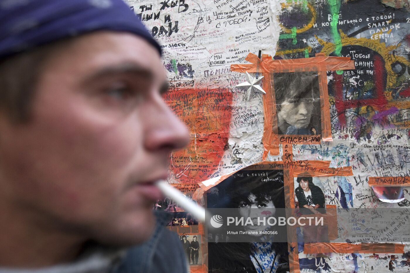 Стена Виктора Цоя на Старом Арбате в Москве